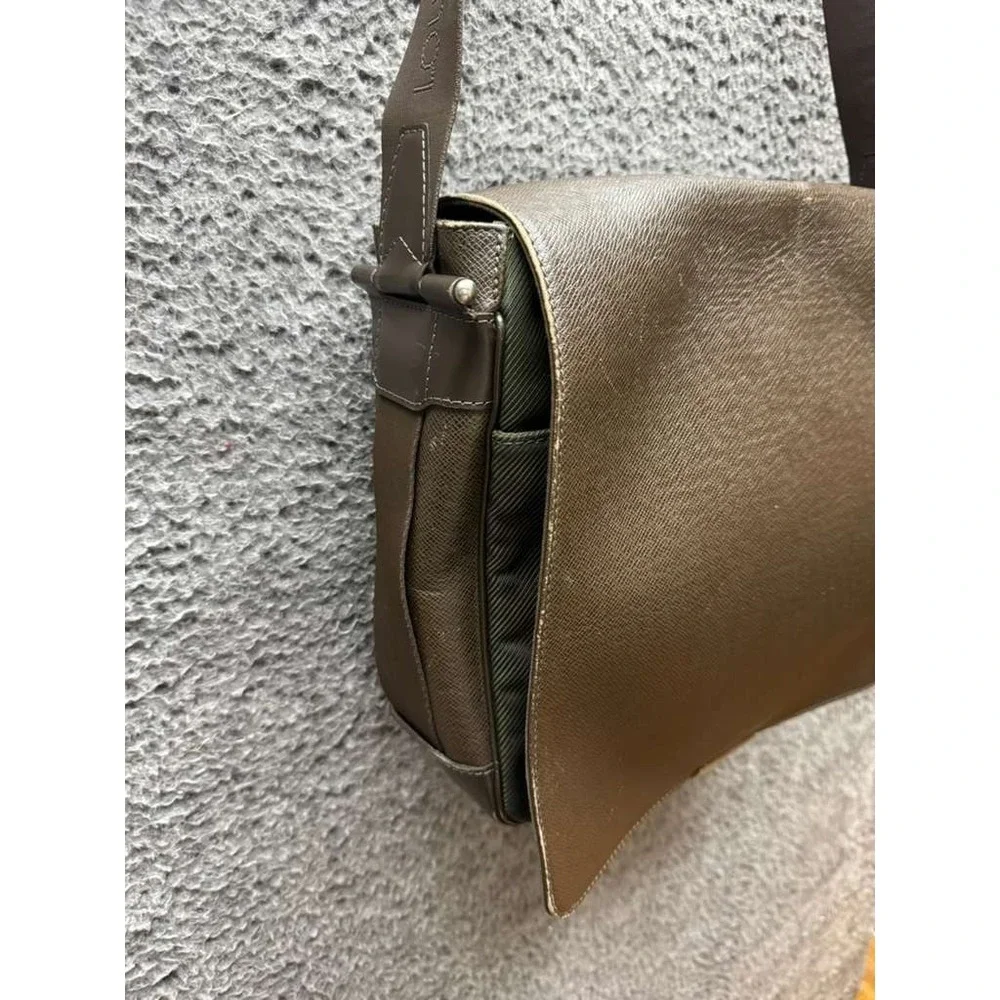 Louis Vuitton Taiga Viktor Leather Shoulder Messenger Bag Brown‎ 13.5
